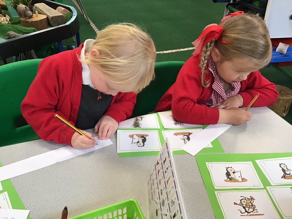 HollyfastSchool's tweet image. Writing about Jasper’s Beanstalk in Reception today. Look at those concentrating faces 🤓 #jaspersbeanstalk #receptionwriting