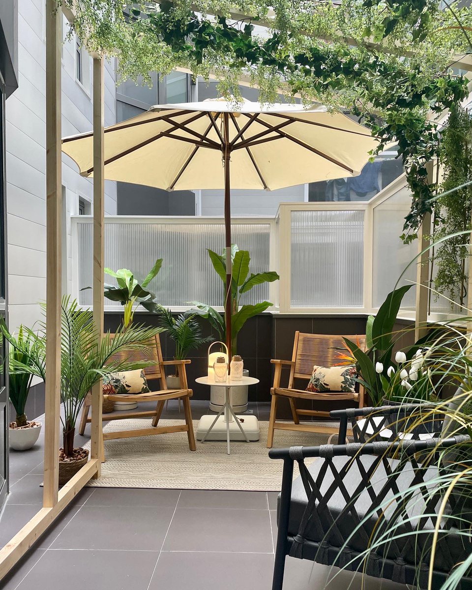 3DSinteriorismo's tweet photo. Un pequeño oasis escondido en la ciudad 🌿, el sitio perfecto para un momento de desconexión. El gato del vecino ya nos dio el ok 😸
.
#interiordesign #garden #diseñointerior https://t.co/0UXlihWEIV