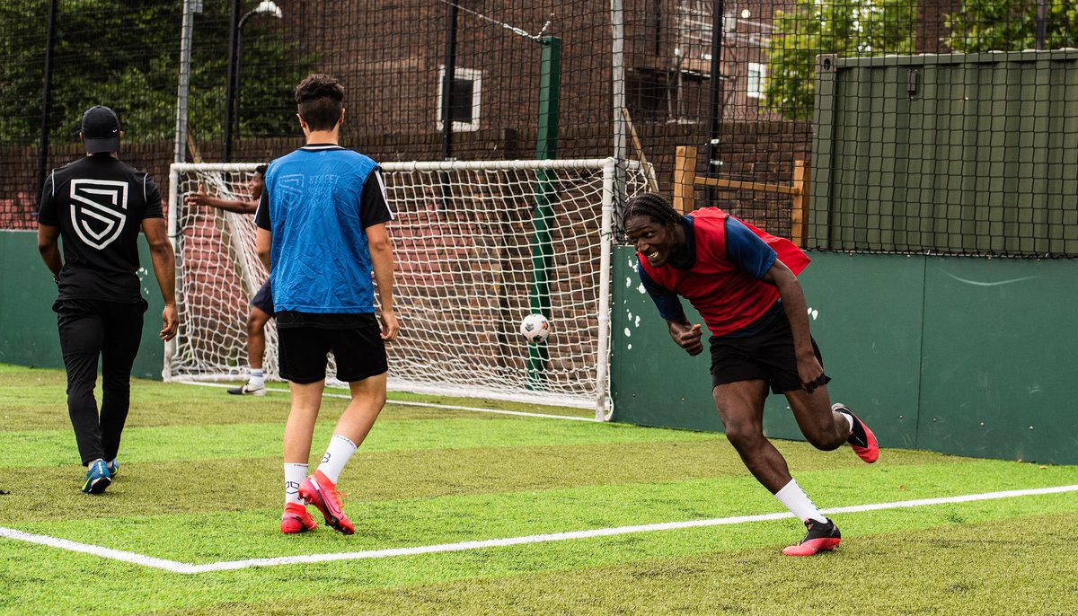 StreetSoccerLDN's tweet photo. Sunnier times are coming 😎

Where are you playing football this summer? #StreetSoccer #LDN #SameTeam https://t.co/3kmK2Fa4kZ