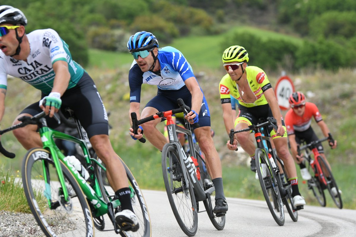 17 riders 1'40" from the bunch