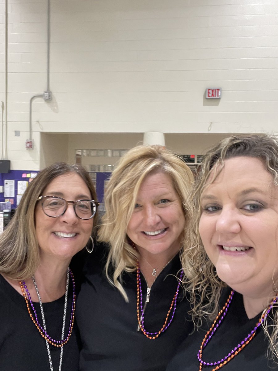 BentonHeightsES's tweet photo. Hype squad got the staff pumped and ready to go! #BHESALeadershipDay @UCPSNC @boatcandice @Renee_McKinnon1 @AGHoulihan @dianahutchens23 @kerry_me_awayyy #TeamUCPS https://t.co/FlziAmcHxU