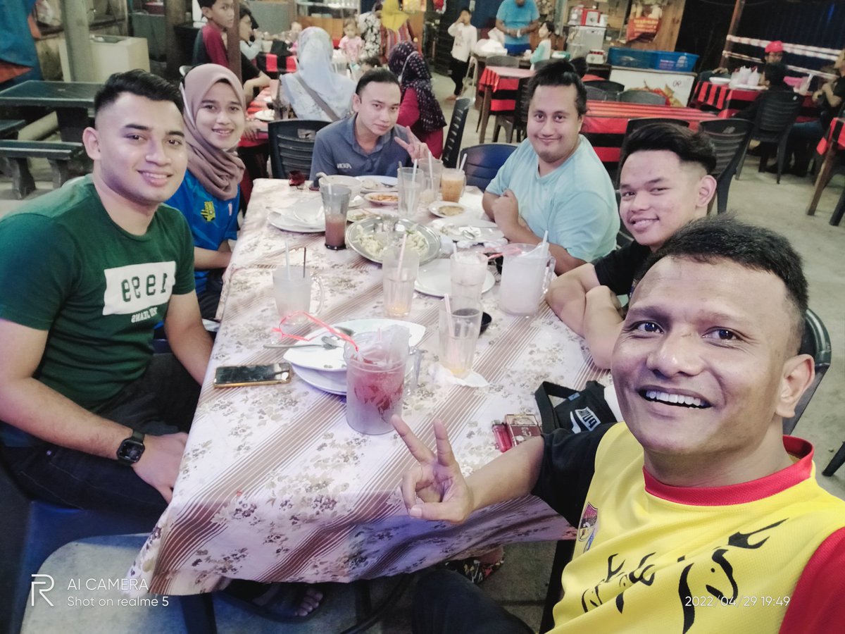 farid8918's tweet photo. Alhamdulillah

Berbuka Puasa Bersama Sahabat 😊✌️

Terima kasih kerana Puan Edy sudi kat kami. 

#BerbukaPuasa
#SungaiPinang https://t.co/RhpY15Zj9k