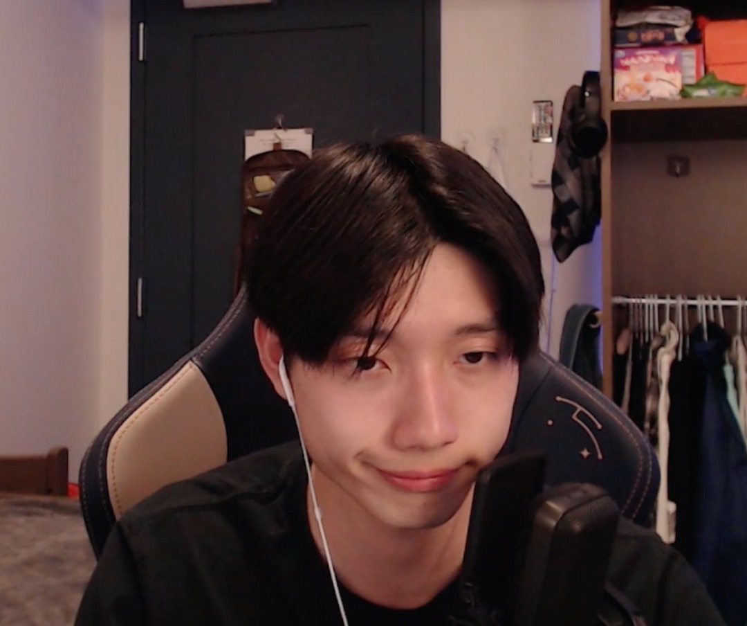 reshmasai1234's tweet photo. Ahhh!!!! He's weird face is so cute... Do you agree https://t.co/tvTLhQlILV