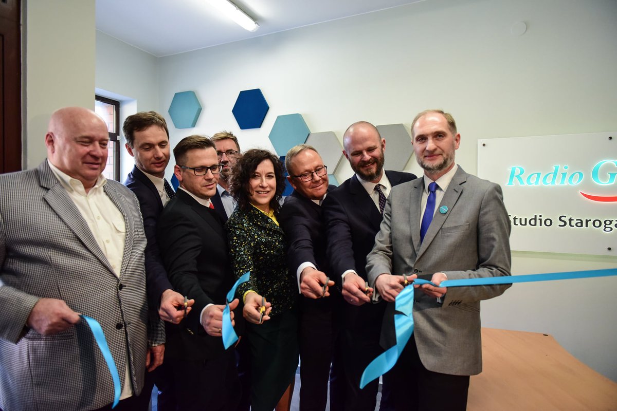 IPNGdansk's tweet photo. 📻🎙️ W Starogardzie Gd. odbyło się otwarcie nowego studia @RadioGdansk. Dzięki starogardzkiej redakcji radio będzie bliżej lokalnej społeczności.
W uroczystym otwarciu uczestniczył dyrektor @ipngovpl #IPNGdańsk dr Paweł #Warot.
Fot.: Radio Gdańsk/Roman Jocher https://t.co/FmmSrp3HkH