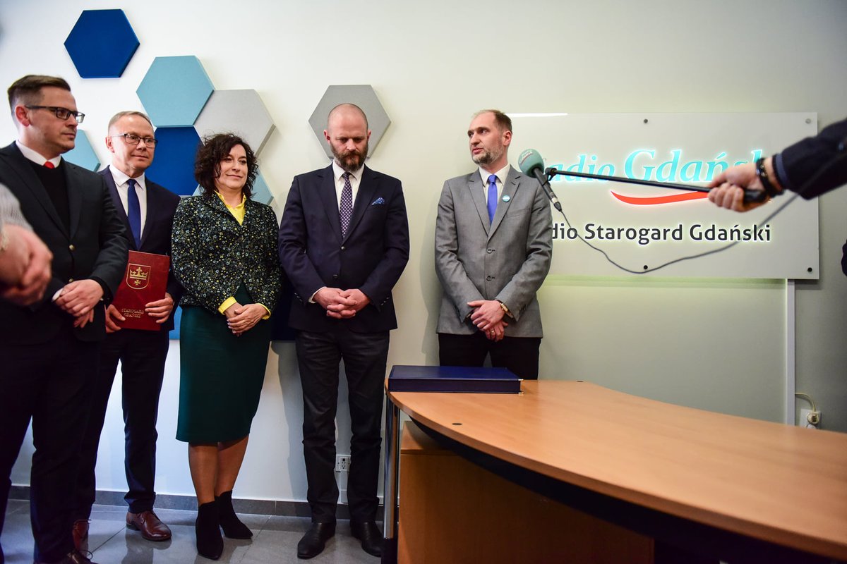 IPNGdansk's tweet photo. 📻🎙️ W Starogardzie Gd. odbyło się otwarcie nowego studia @RadioGdansk. Dzięki starogardzkiej redakcji radio będzie bliżej lokalnej społeczności.
W uroczystym otwarciu uczestniczył dyrektor @ipngovpl #IPNGdańsk dr Paweł #Warot.
Fot.: Radio Gdańsk/Roman Jocher https://t.co/FmmSrp3HkH