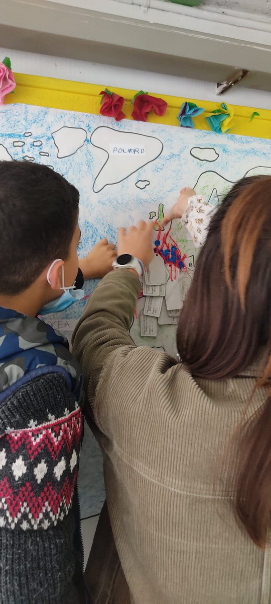 desosong_'s tweet photo. 🗺️Durant les primeres sessions del projecte #Menjadrets l'alumnat de @montbaig ha investigat els productes que es van consumir durant el març al menjador de l'escola. Després, han elaborat un mapa per esbrinar d'on provenen els aliments i quants quilòmetres han recorregut. https://t.co/ncIPb9IUIF