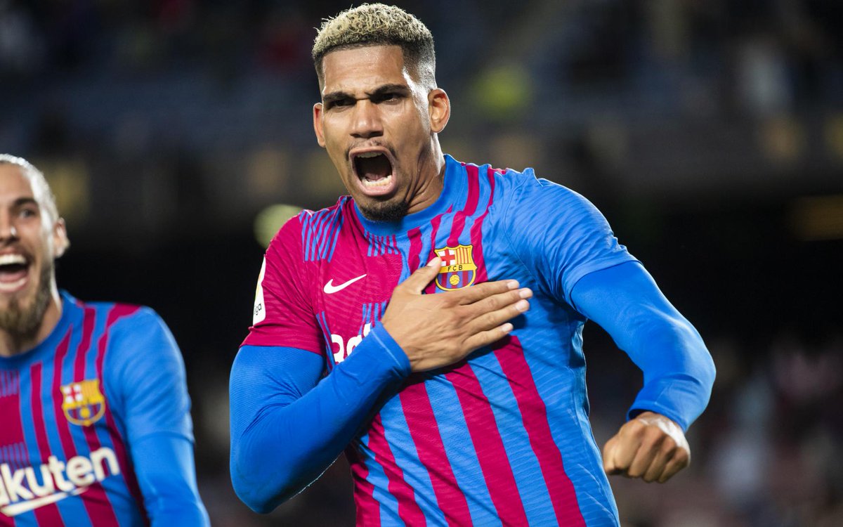TheMavericK_YT's tweet photo. Lo siento pero tenemos que empezar ya la campaña para que RONALD ARAUJO sea nuestro capitán, nuestro nuevo Puyi, es el, nadie mas 🇺🇾👏

Su carácter, su potencia dentro del campo y su amor por el club con esta renovación, se tienen que ver dentro del campo con ese brazalete 💕 https://t.co/W9pokX0O5Q