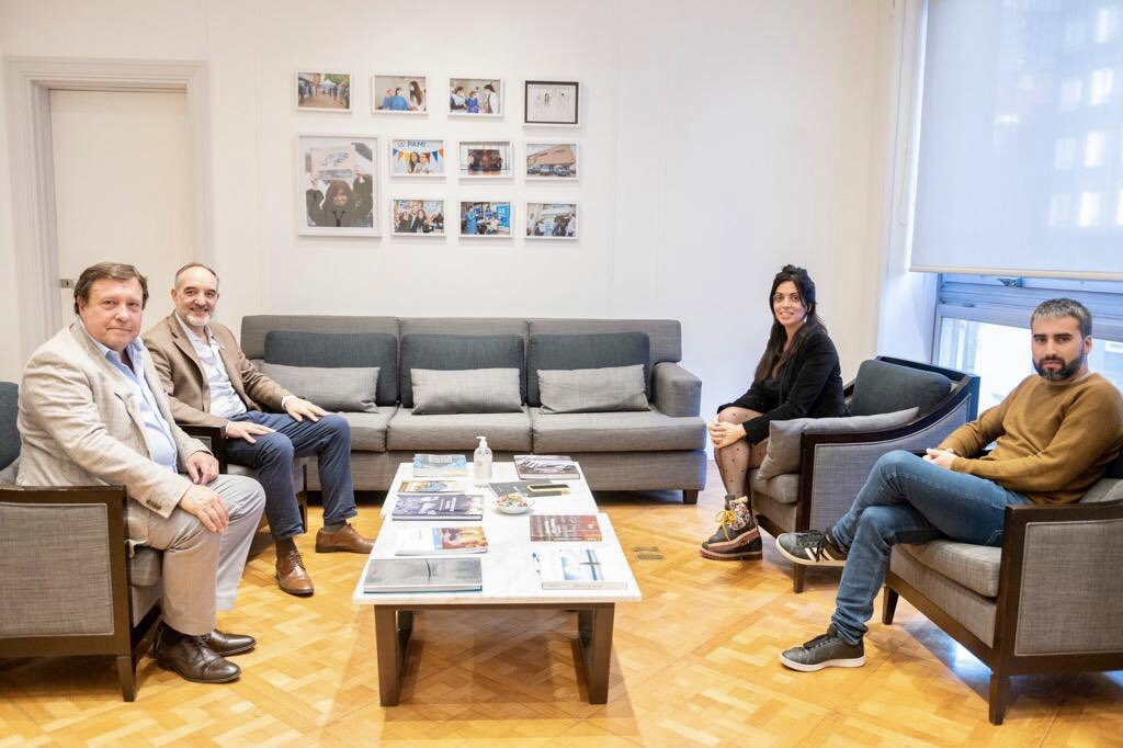 Weretilneck's tweet photo. Gestiones ante @PAMI_org_ar para continuar trabajando juntos en la mejora de las prestaciones para los casi 90 mil afiliados en Río Negro. Con @martindonate nos reunimos con @luanavolnovich para analizar el funcionamiento de la obra social que cumple un rol social fundamental. https://t.co/LQvBnycQQb