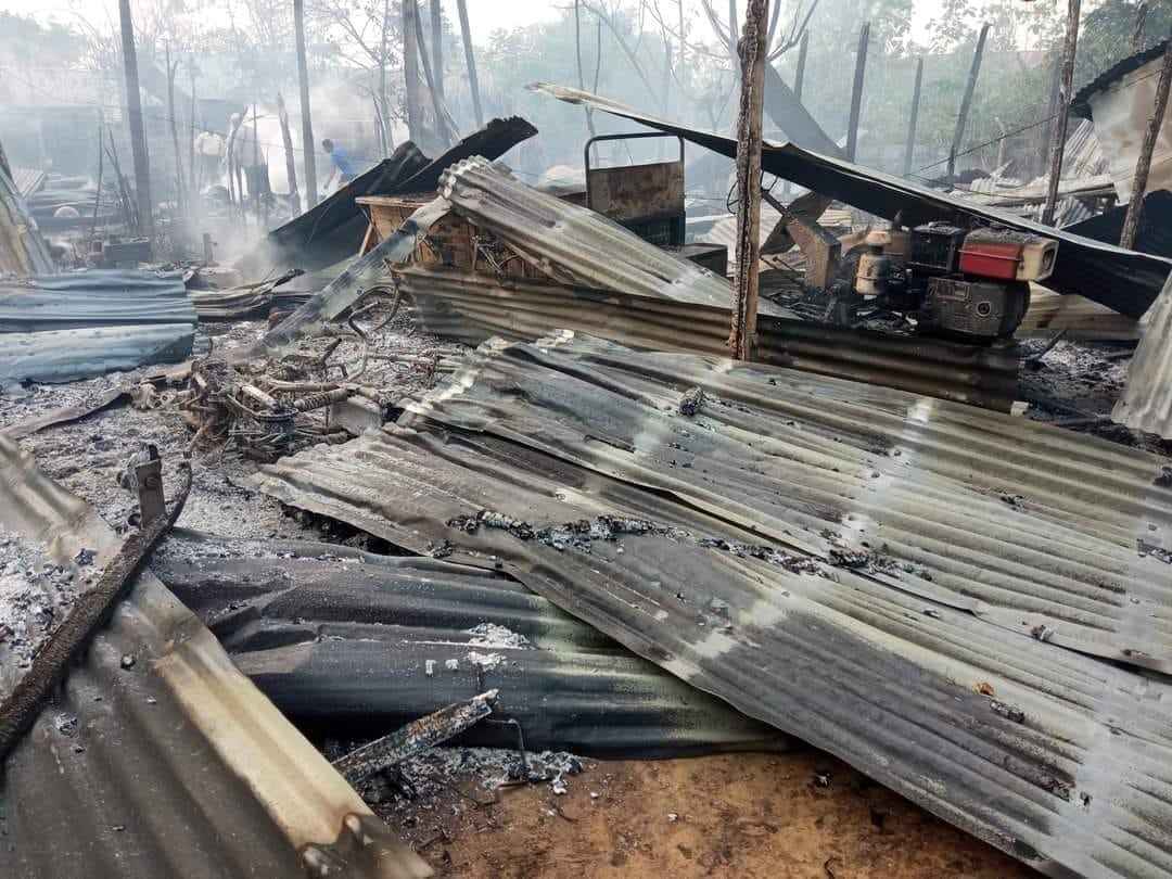 IrrawaddyNews's tweet photo. A woman was killed and two men and two women seriously injured by junta soldiers shooting at fleeing villagers in Tabayin Township, Sagaing Region, on Friday morning. (Photo: Mel Oh village in Tabayin being torched this month) #WhatsHappeningInMyanmar https://t.co/wyfcXRpqHt