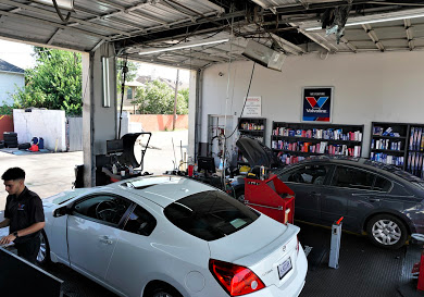 SamstoneAuto's tweet image. Checking your fluids goes hand-in-hand with oil and filter changes. Have Valvoline Express Plano check your power steering, brake, transmission, windshield washer fluids, and coolant, and top off any fluids you need. #AutoFluids #CarCare  bit.ly/3mt6jdC