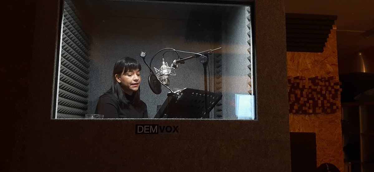 Ya empezó a llegar La casa que es el mundo, mi fábula para <a href="/Zirriborroak/">Borradores del futuro</a>,  a los teléfonos de las personas que se anotaron 🥰. <a href="/ArrateHidalgo/">Arrate ✨</a> me tomó estas fotos mientras la grababa (y me sonaban las tripas por el hambre 😹).