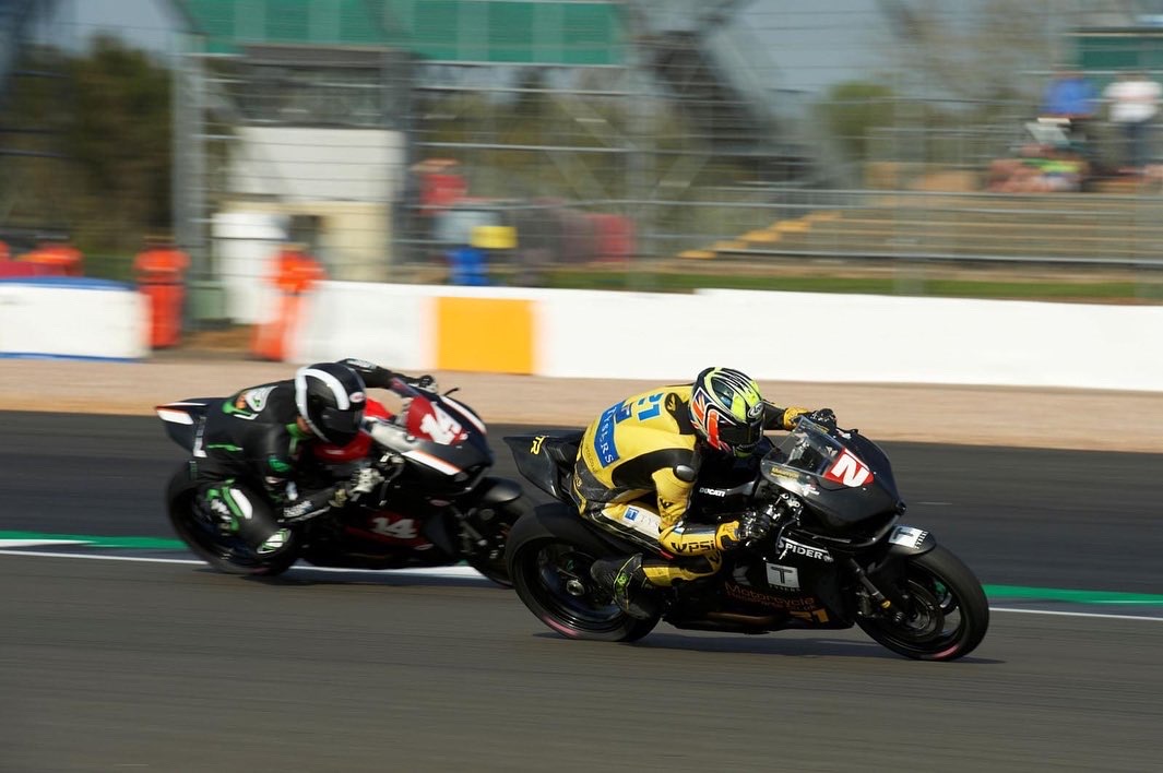 Loving motorbikes more than ever…💥✨😛 

(Season number 28 if anyones counting 😅) 

📸 by <a href="/londonbikers/">londonbikers.com</a> 👌

Race report and full gallery >>> motorcycleraceparts.co.uk/news/2022/04/m…
<a href="/TysersSport/">TysersSports</a> 
<a href="/MotorcycleRaceP/">MotorcycleRaceParts</a> 
<a href="/SpiderRearsets/">SpiderRearsets</a> 
<a href="/JetprimeItalia/">Jetprime</a> 
<a href="/PSiHubik/">PSí HUBÍK</a> 
<a href="/RockOilNews/">Rock Oil Lubricants</a> 
<a href="/xpresscoffee/">#FuelledBy</a>