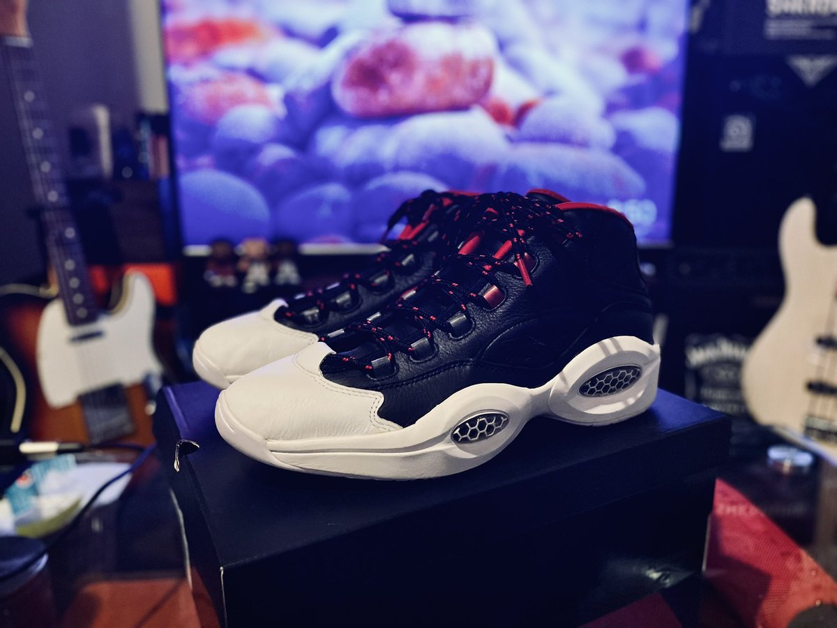 sum213213's tweet photo. 開封の儀📦
QUESTION MIDのIVERSON x HARDENコラボモデル👟ブランドの垣根や時代の流れを超えたクロスオーバーモデルはとてもノスタルジック。全体的な作りもとても上質な仕上がり。
ヒール部分に施されたハーデンのロゴも好ポイント◎
#Reebok
#QuestionMid
#OGmeetsOG
#DONぐり https://t.co/UDRShyAVIH