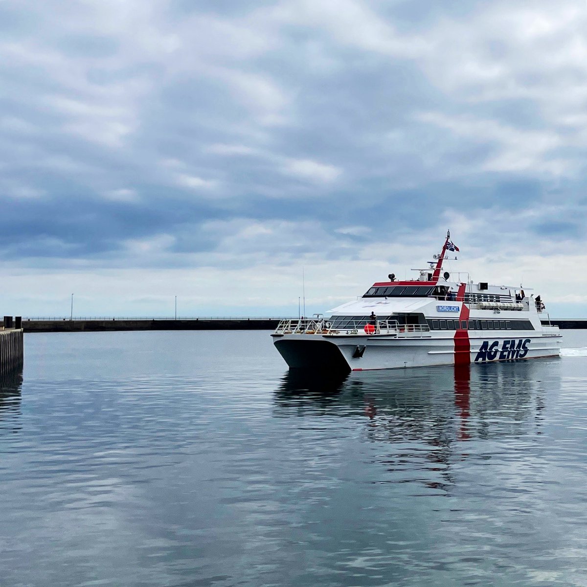 Heute erwarten wir 453 Gäste auf #helgoland 
Einige sind sicher mit „MS Nordlicht“ gekommen, der Katamaran kam heute zum ersten Mal zu uns.
<a href="/RCassenEils/">Reederei Cassen Eils</a>