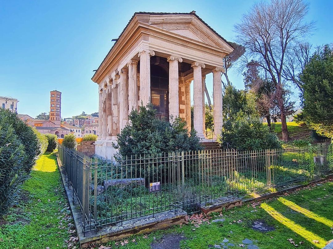 In piazza Bocca della Verità troviamo il tempio di Portunus, divinità dei porti fluviali. È uno degli edifici meglio conservati della Roma antica grazie alla sua trasformazione in chiesa avvenuta nel IX secolo. 

👉 bit.ly/3s1eXFM
📸 IG theblondesideofrome
#VisitRome