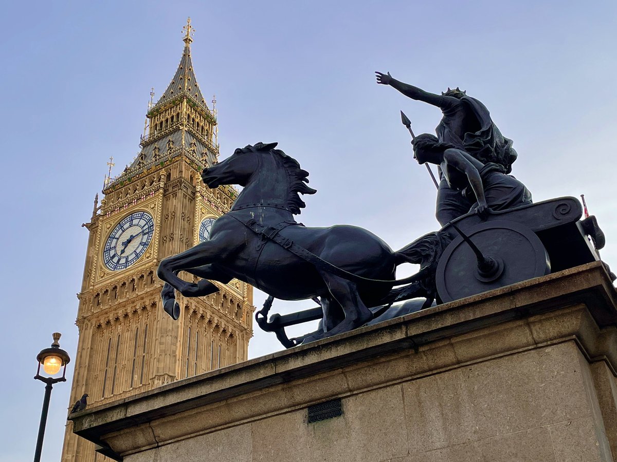 Hoy soñé que Rusia bombardeaba esta bella ciudad de Londres!!! Me desperté en la madrugada y podía recordar toda la onírica historia. Horrible, corriendo por todos lados. Es increíble que para  Ukrania esto no es solo una pesadilla.