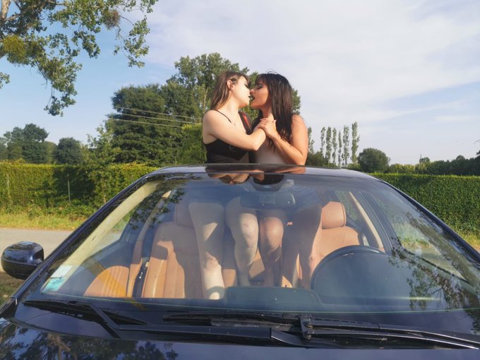 Suite &agrave; beaucoup de demande   je republie la vid&eacute;o avec ma sister A voir &agrave; partir de 17:00 sur :  https://t