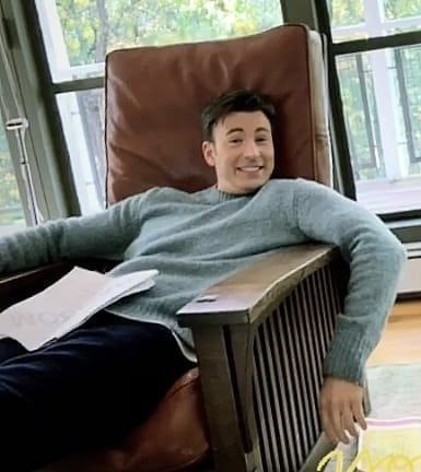 siriouslay's tweet photo. chris evans slumped into the chair on knives out set 🫶🏼 https://t.co/LMUBJmBTLi