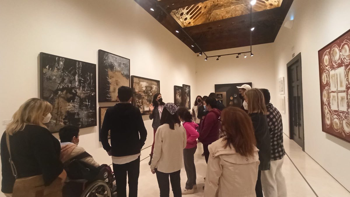 thyssenmalaga's tweet photo. Un grupo del Centro de Educación Especial Santa Rosa de Lima, ha participado en una visita en la que tomamos como punta de partida la obra de #JuanaFrancés. Tras visitar la sala de exposición, hemos experimentado de manera sensorial y creativa con distintas técnicas artísticas. https://t.co/Puyb1AzXrk