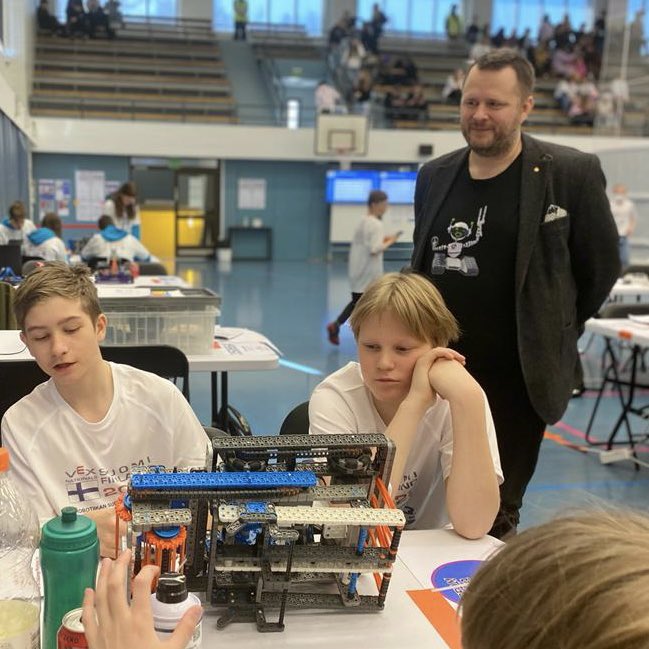 Tänään ratkottiin VEX-robotiikan SM. Insinööriliitto on kisassa mukana ja <a href="/TommiGrnholm/">Tommi Grönholm</a> sai kunnian vierailla varikolla ja ojentaa palkinnot. Hienoa työtä <a href="/robotics_campus/">Robotiikkakampus</a> <a href="/RiihimakiCity/">Riihimäen kaupunki</a>