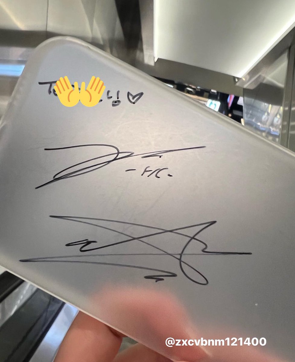 MARKHYUCKARCHIV's tweet photo. someone spotted mark and haechan at apgujeong today and asked for their sign! https://t.co/9vjYsYuPEC