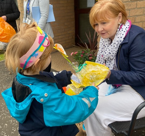 BraidbarPS's tweet photo. The Early Years children spent a wonderful afternoon with residents at a local retirement complex. They gifted Spring care packages and performed a poem and song for them. #spotlightskills #caringinthecommunity 💙💫🌼 https://t.co/rZIRTo9LRY