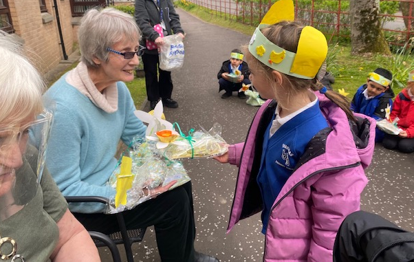 BraidbarPS's tweet photo. The Early Years children spent a wonderful afternoon with residents at a local retirement complex. They gifted Spring care packages and performed a poem and song for them. #spotlightskills #caringinthecommunity 💙💫🌼 https://t.co/rZIRTo9LRY