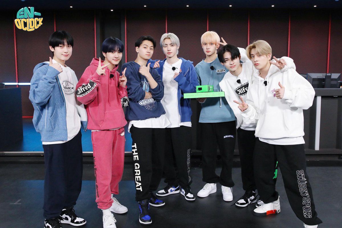 EnhaLegendary's tweet photo. 🔒MEMBRESIA 222904

Detrás de escena | EN-O'CLOCK - EP. 35

(1/8)

#ENHYPEN #엔하이픈 
@ENHYPEN @ENHYPEN_members ©EnhaLegendary🐥 https://t.co/iT6gLnm7Y3
