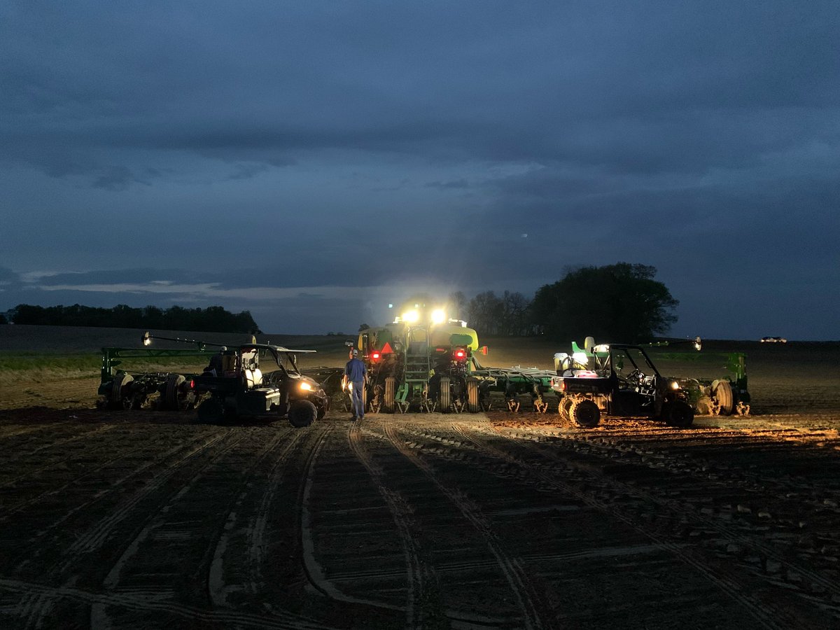 Western Ky is hitting their stride this week! Todd Co. MD plot featuring our new yield-chasing 118-day (218-55TRE) during the day, and another MD plot for <a href="/BluegrassAg/">Kirk Greenwell</a> in Union Co. at night! #EliteSeedProducts #PlacedToPerform