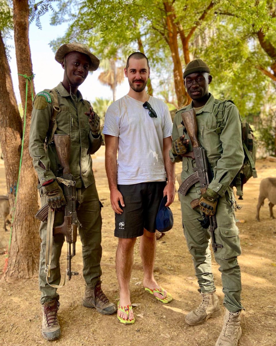 AngeloPoupard's tweet photo. In good company 🇸🇳🙏 The park rangers are supporting me with my work to ensure my safety in the park. We wake up at 4:30 am in the different camps of the park, and walk ~20km in the morning to deploy camera traps 📸 […] #TeamWildDog #Niokolokoba https://t.co/RI6o7ICOIR