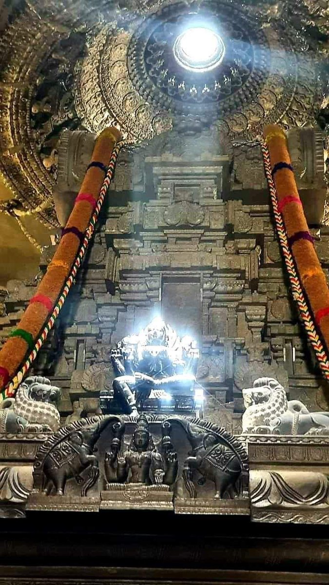 TravelTITL's tweet photo. Puedes ver los rayos_del_sol cayendo directamente sobre la Diosa sobre el sanctasanctórum Gopuram (torre del templo) todos los días a las 11:10 a. m. en el Templo #Mayurapathi #Badrakaliamman ubicado en Colombo, Sri Lanka..!! https://t.co/bLKALv2tjJ