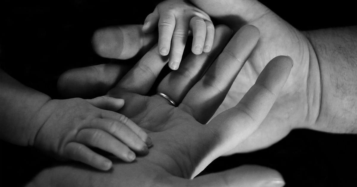 Queensu students <a href="/RachSRichmond/">Rachel Richmond</a> and <a href="/Shannon_LD_Hill/">Shannon Hill</a> are investigating the support available for military and public safety personnel families in Canada to inform future resources and policy changes. Learn more: bit.ly/3vgyF2j #MonthoftheMilitaryChild #QueensuResearch