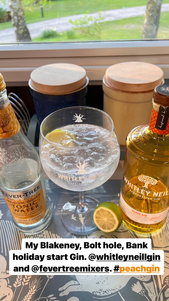 #BankHolidayWeekend start. Cheers @WhitleyNeill #peachgin <a href="/FeverTreeMixers/">Fever-Tree Mixers</a>  Blakeney Bolt Hole