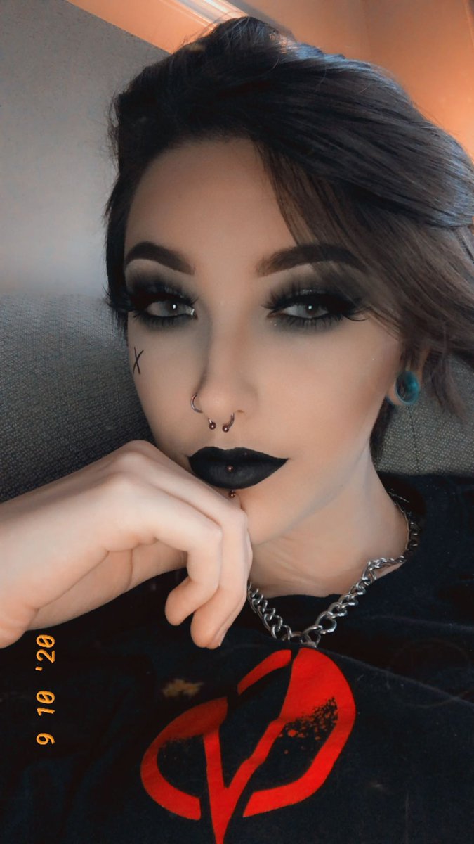 livfomoon's tweet photo. Maybe dommy-mommy should make a return...... just thinkin about it https://t.co/WbAZ0GcdFt