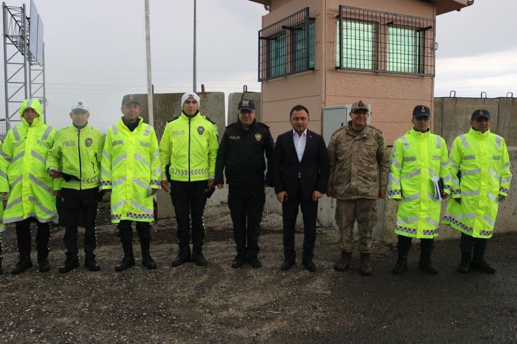 📌Patnos’ta

Trafikte emniyet kemeri kullanımının önemine dikkat çekmek üzere #RamazanBayramı süresince

🚨🚦“Bayramınız Kemerli Olsun” parolasıyla 

📍<a href="/TC_icisleri/">T.C. İçişleri Bakanlığı</a> tarafından başlatılan trafik denetimleri kapsamında emniyet kemeri denetimi yapıldı.

#YayalarKırmızıÇizgimiz