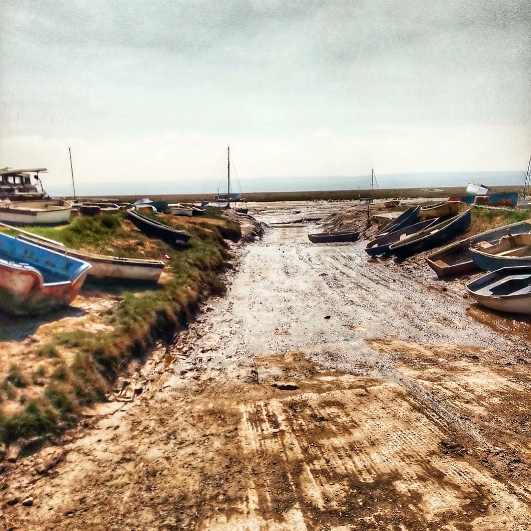 MogRagga's tweet photo. Today I spent a little time at a boat yard on the Dee Estuary. Usually there are great views across to Wales but the heat mist obscured the Welsh Mountains today. So, I bring you decaying boats and a rusty anchor.😊 #DeeEstuary #OldBoats #MHHSBD #TidalRiver #SBS https://t.co/b2NLkHsWh1
