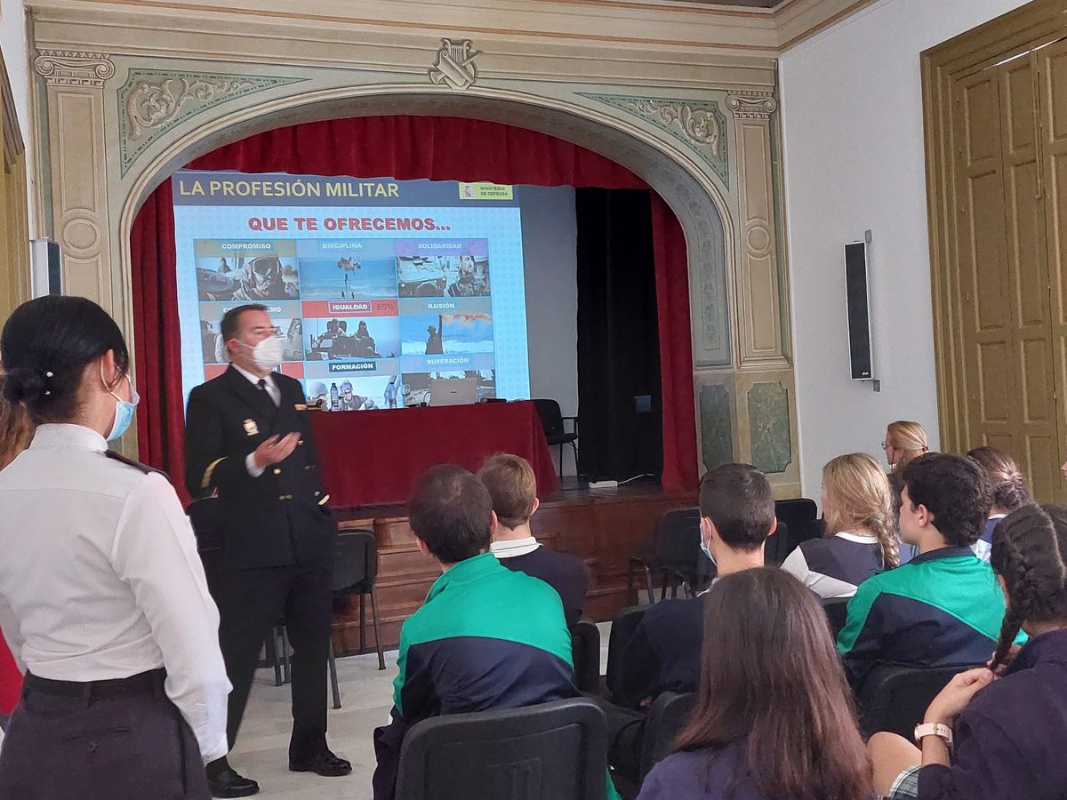 montaignejerez's tweet image. Representantes de la Armada Española @armadaesp (desde la base de Rota) estuvieron ayer en nuestro Colegio ofreciéndole al alumnado de 4°ESO una charla de orientación profesional.
#FuerzasArmadas, #BaseRota