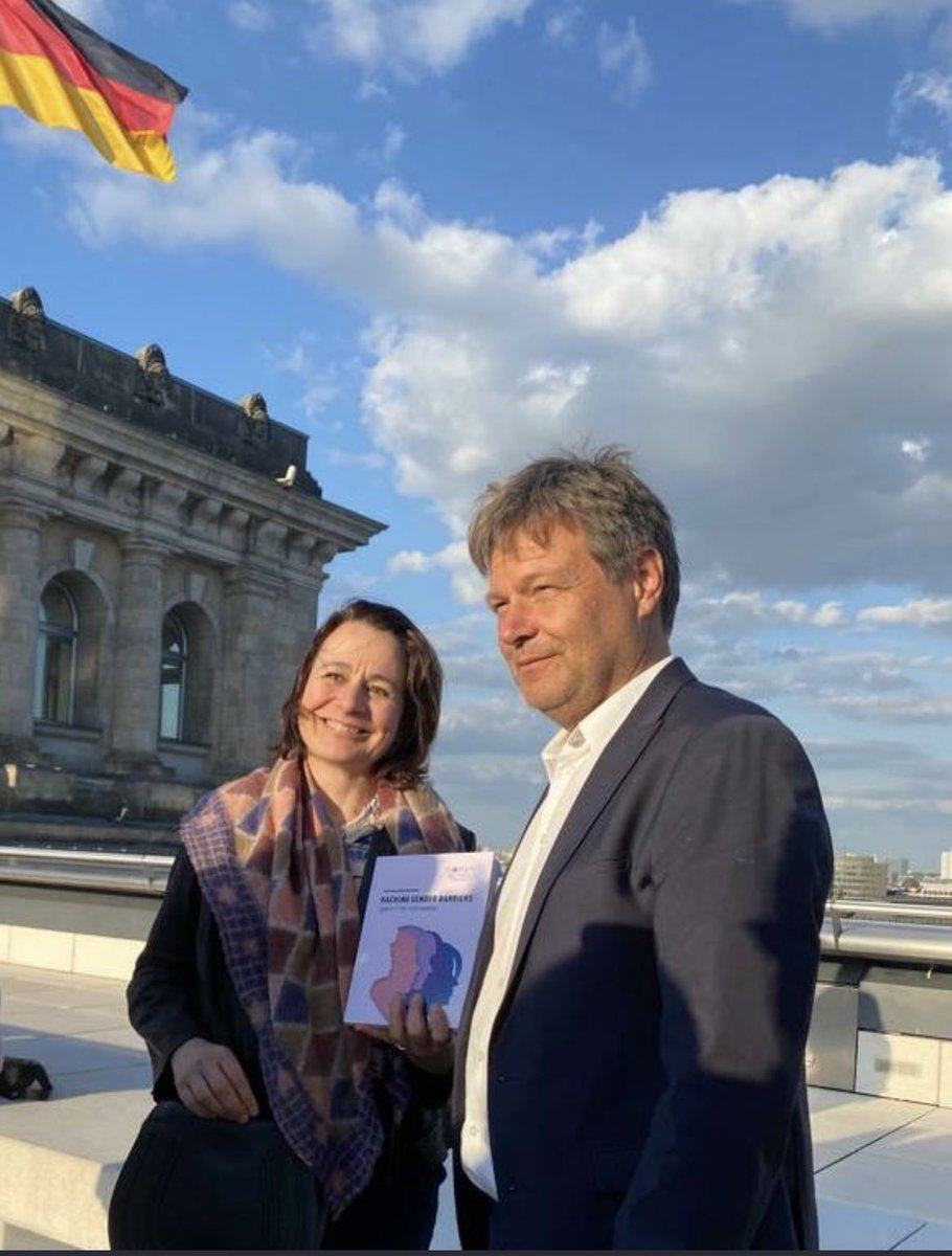 À l’occasion du conseil européen de Women4Cyber réunissant l’ensemble des chapitres nationaux, @ChGraire secrétaire génerale de W4C France a eu l’honneur de remettre au ministre fédéral allemand du climat et de l’économie, le livre « Hacking Gender Barriers » 🚀🇫🇷🇪🇺 @Women4Cyber