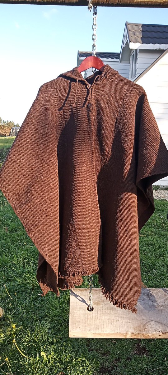 Espero tengan un hermoso dia Viernes! Se viene Mayo y se acerca cada vez más el invierno. No temas al frio. Tengo la solución para burlarlo!! Poncho Café Moro" 100% lana oveja hecho a telar con forrado interno haciendo que sea suave y abrigador. Con capucha!!😘 su RT es mi sueldo