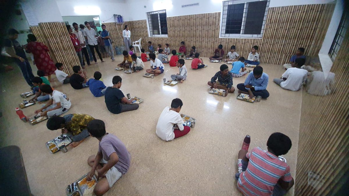 StreetSocialSe2's tweet photo. Event No.36
We have visited Prerana #Children #Home &amp; provided #Dinner for them. Thank you @dineshnaidu84 for contributing and joining your hands with us for bringing bright tomorrow for #needypeople 😊
#Hyderabad #Orphanage #Student #SocoialService #Telangana #India #food #Help https://t.co/k0WoRI9KkH