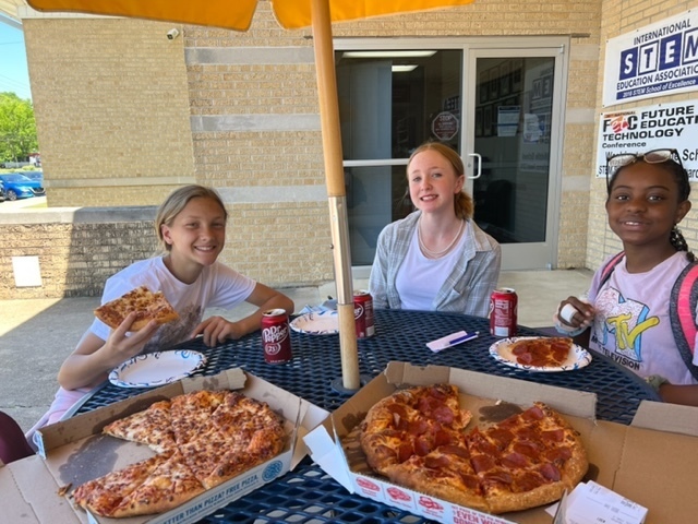 WMSSteamAcademy's tweet photo. Mrs. Hale invited Emma Lee to Pizza with the Principal.  Emma goes above and beyond daily to include ALL students.  Her kind heart really shines through each and every day.  We are so proud to have Emma at WMS!  Emma was able to invite two friends to join her. https://t.co/2QJNMuPOj2