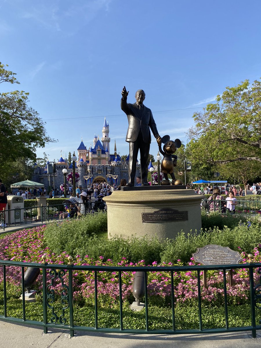To all who come to this happy place, welcome💕💕💕 #disneyland