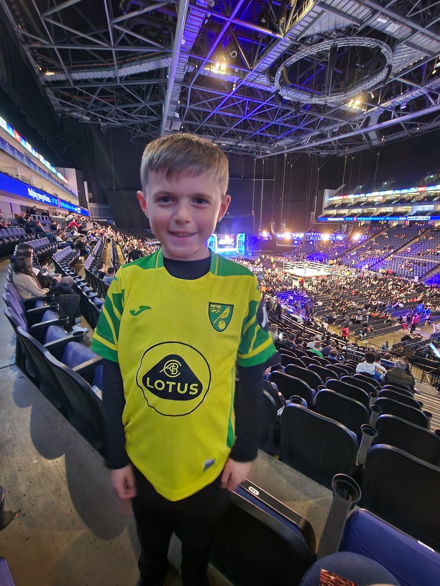 daveallison86's tweet photo. Someone's excited for their first @WWEUK experience #WWELondon https://t.co/yNcYgA6Jab