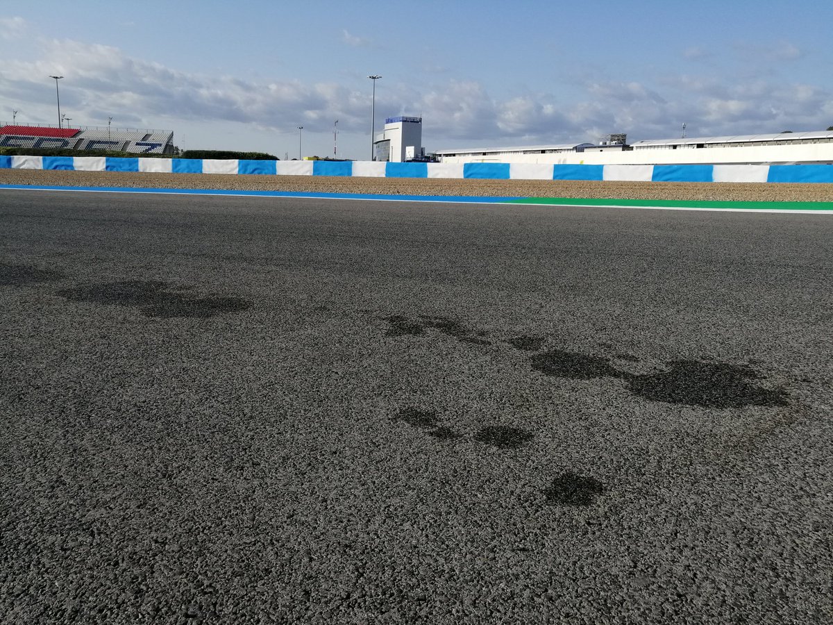 mzoerweg's tweet photo. Still a lot of wet patches at 8pm. Leaf blowers are out! #SpanishGP #MotoGP https://t.co/Az4MQB8K7M