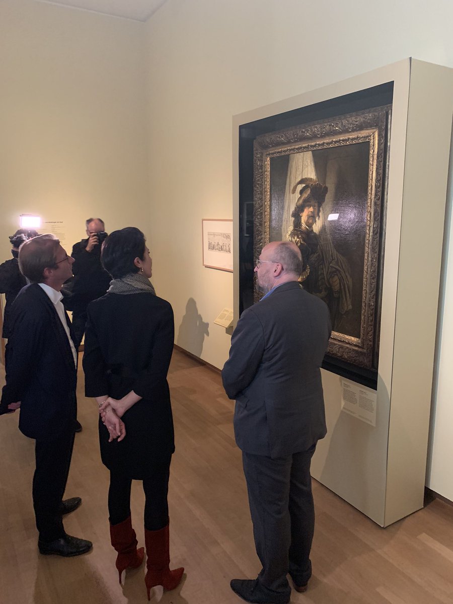 De #Vaandeldrager is nu echt on tour! Vanaf vandaag in het <a href="/FriesMuseum/">Fries Museum</a>. Met  <a href="/GunayUslu/">Gunay Uslu</a> en Taco Dibbits <a href="/rijksmuseum/">Rijksmuseum</a> de tijdelijke behuizing ingewijd.