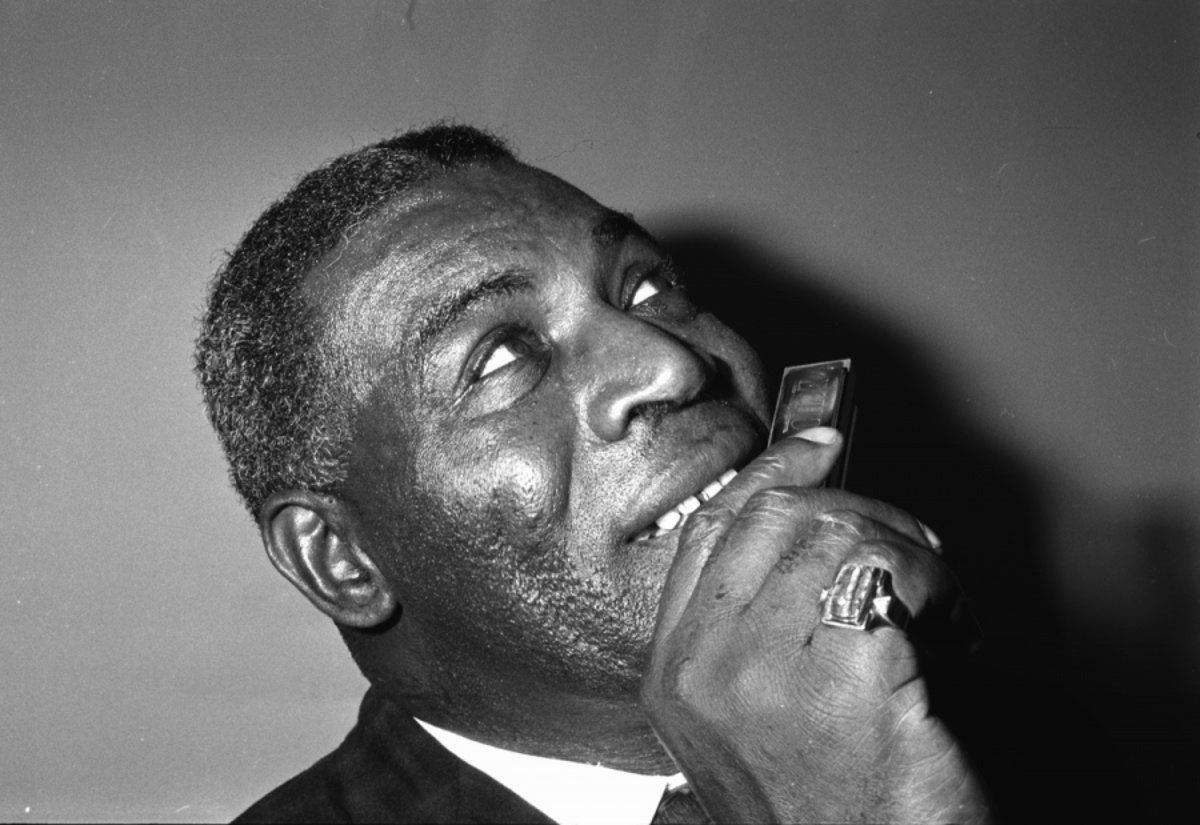 oxfordamerican's tweet image. “Big and basic, down-to-earth, Howlin’ Wolf seemed driven by the existential necessity of the blues to the end. His art defined him.”

—On Yusef Komunyakaa’s birthday today, we’re reading his reflections on Howlin’ Wolf from #Issue111.

ow.ly/7whh50ITsiY

Photo: Brian Smith