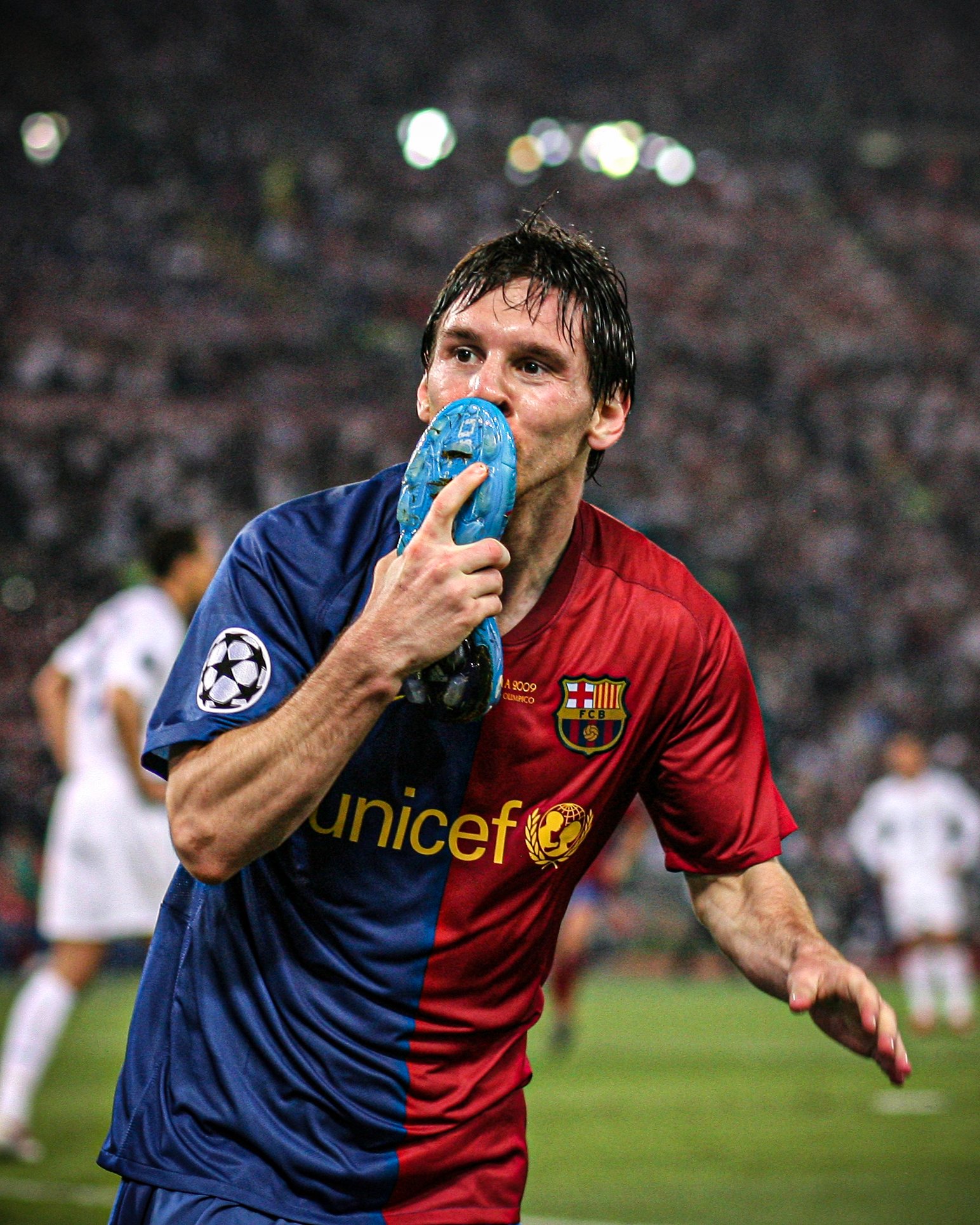 Nothing will top Lionel Messi\'s 2009 Champions đã ghi vào lịch sử bóng đá. Bàn thắng này được Messi ghi sau một pha đi bóng tuyệt hay trên sân của Real Madrid. Nếu bạn là một người hâm mộ Messi và bóng đá, đừng bỏ lỡ cơ hội xem lại bàn thắng tuyệt vời này.