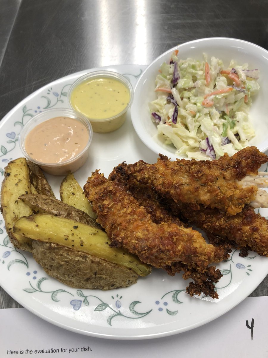 bwolfe17's tweet photo. Chopped challenge in Foods 30 today. Corn Flakes, chicken breast, cheese and Italian seasoning. Nothing too tough. @Bookishblunoser #stjosephhs https://t.co/cB8u6bLc8V