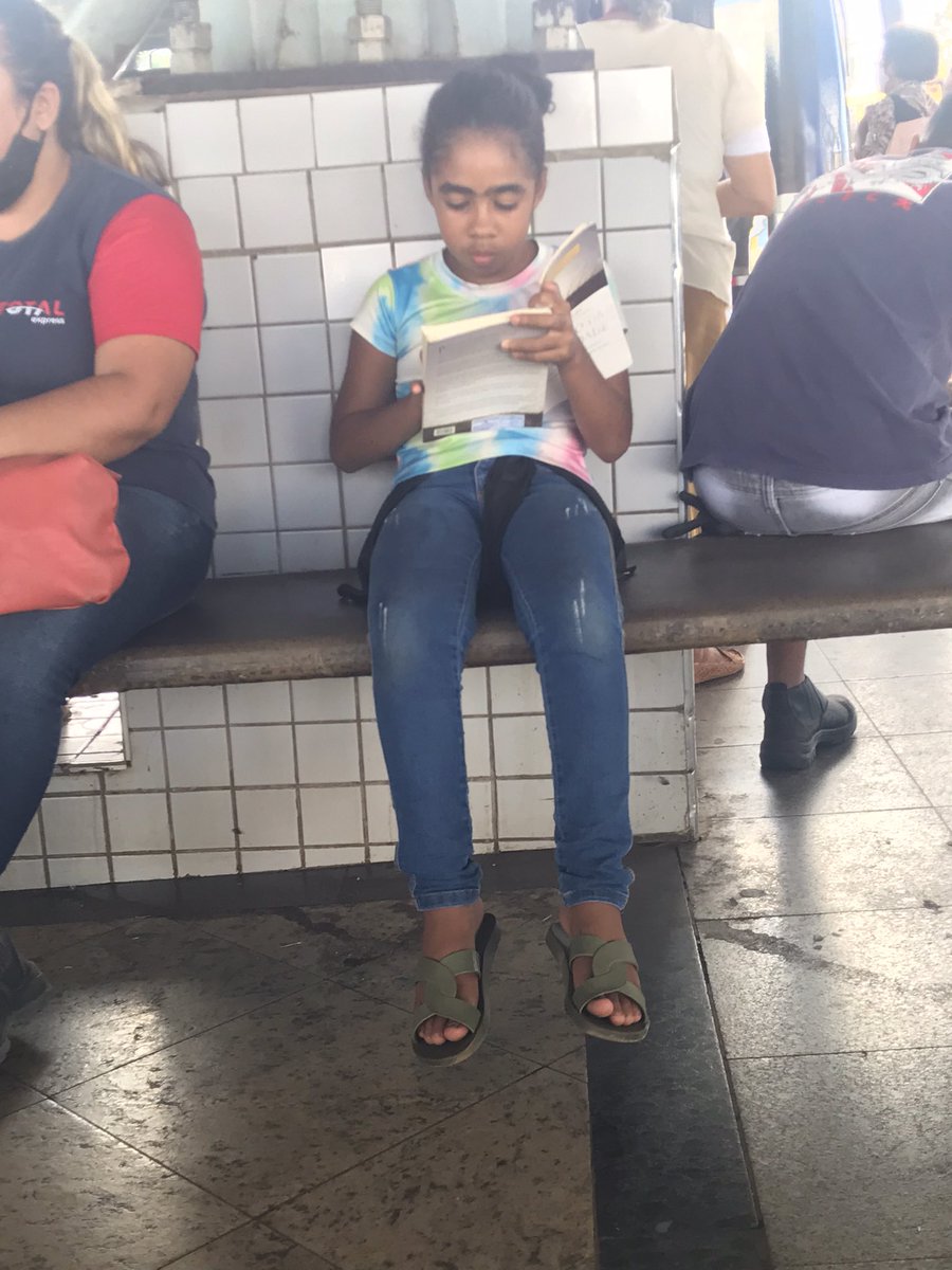 Achei tão lindo a concentração dela lendo 😍
Talvez temos salvação!!