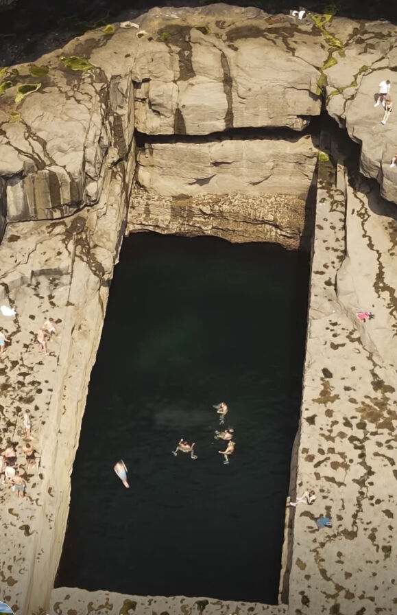DoolinFerry's tweet image. Make memories this LONG WEEKEND❣️🔆

If you're brave enough take a dip in the Wormhole! 💪 Or soak up the sun and watch the divers do their thing! 😎

🎫 Book your tickets here: bit.ly/3hfYrNf

#DoolinFerry #AranIslandsFerry #Doolinferryco @doolintourism
